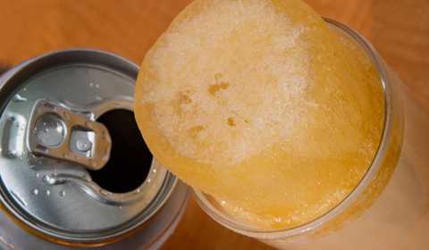 Cerveja congelou: ainda dá para beber?