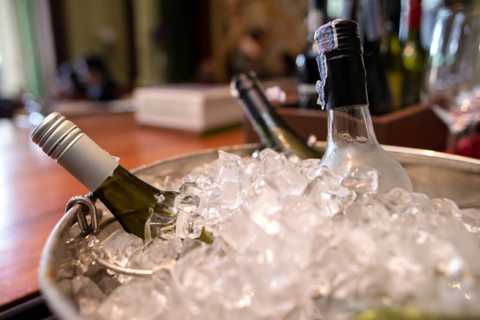Como resfriar vinho rápido sem estragar o sabor