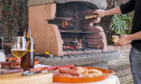 Guia do churrasco: Como acender e controlar o fogo da churrasqueira do jeito certo